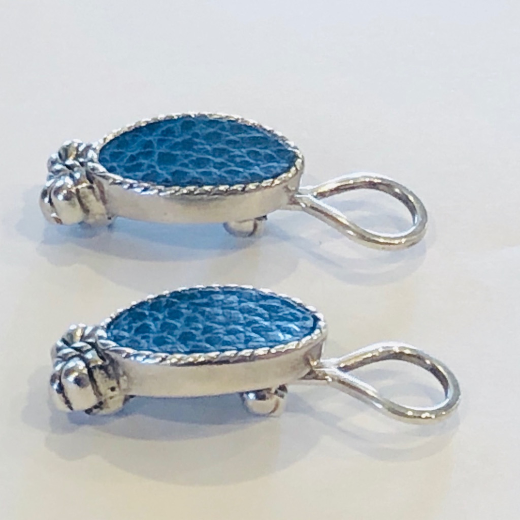 Beautiful Blue Leather Convertible Pierced Clip 12$
